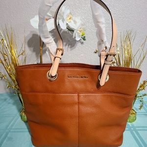 Micheal Kore Purse (Brand New), never used, genuine leather. Make me a offer